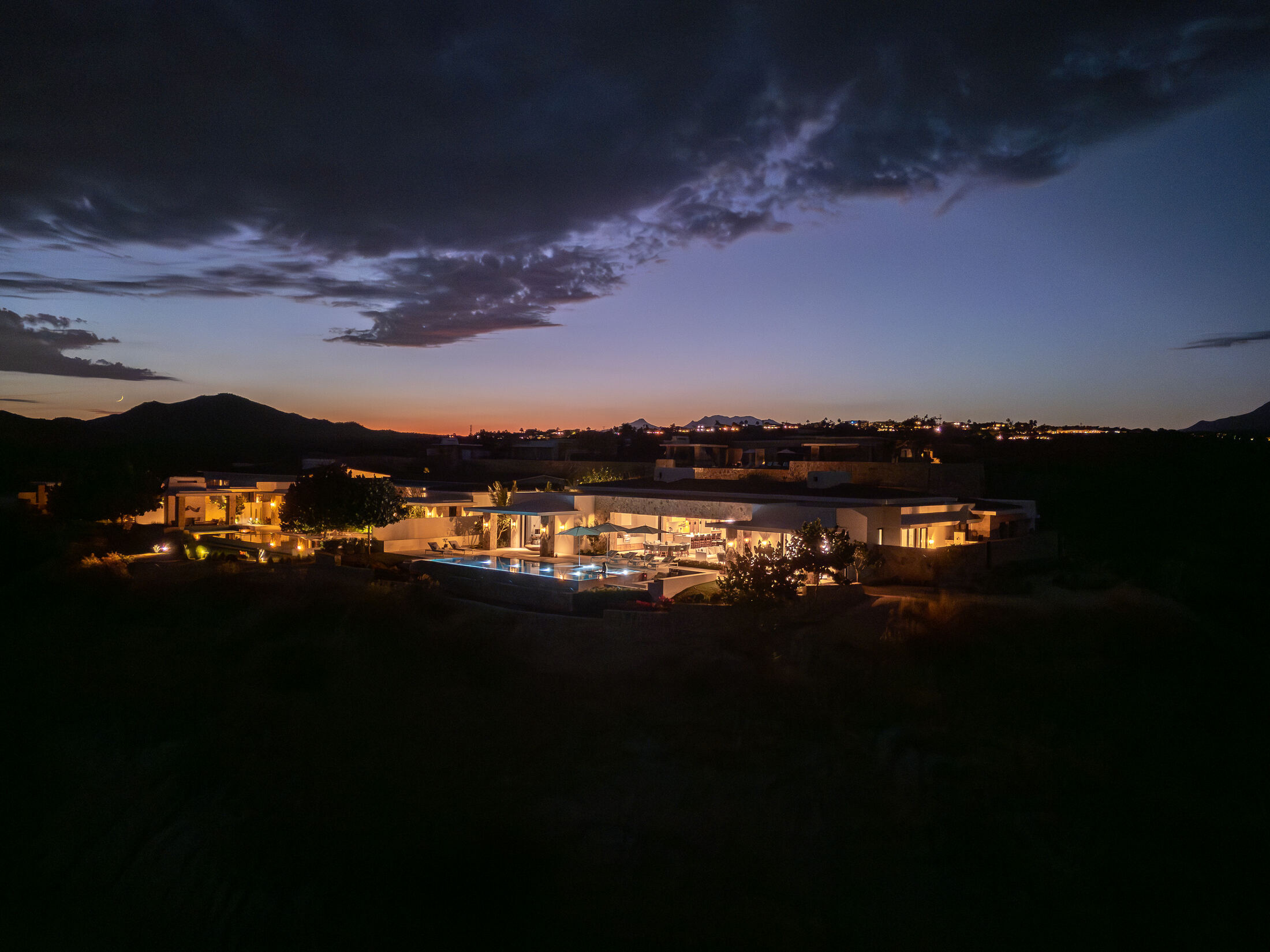 Villa privada al atardecer con alberca iluminada, Los Cabos