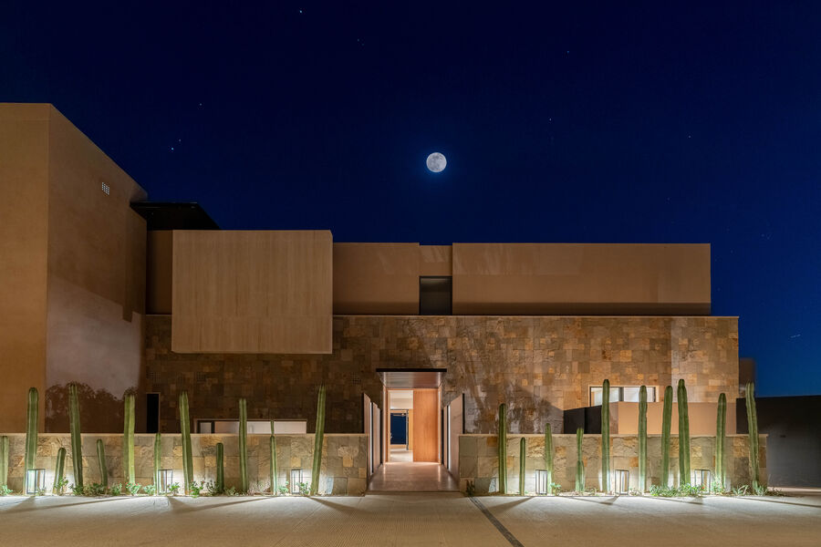 Entrada nocturna con luna llena, residencia privada Los Cabos