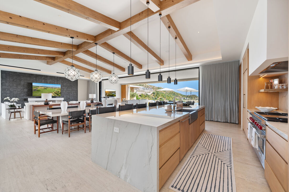 Cocina de lujo con vista al mar y acabados en madera y mármol